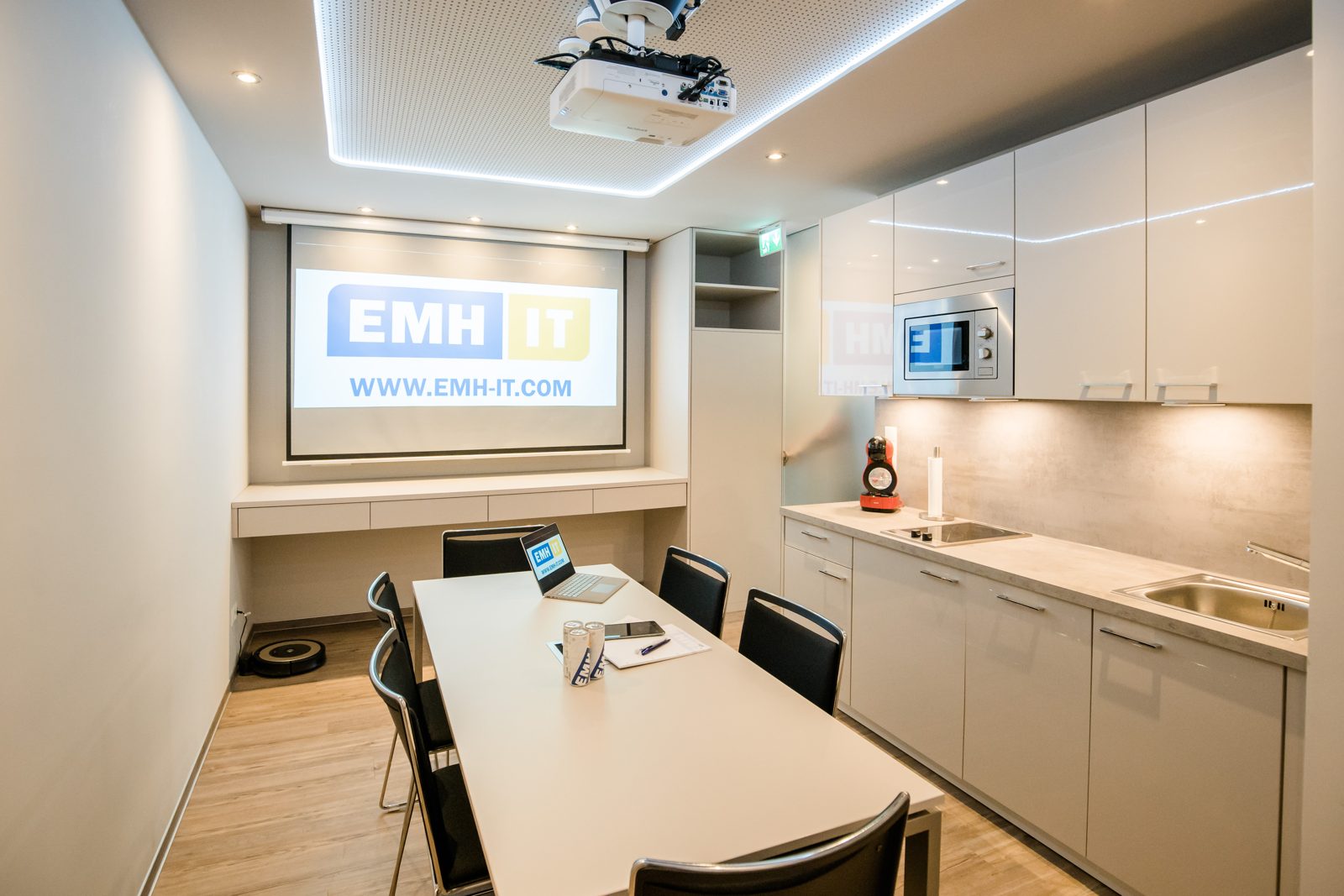 Moderner Besprechungsraum mit Teeküche und Lichtdecke