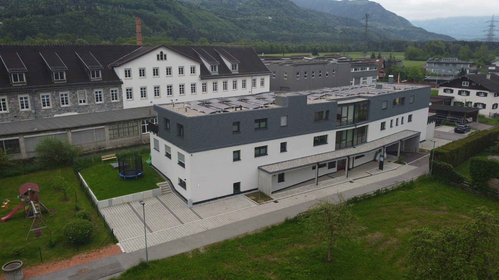 Gesamtes Objekt mit Garten, Spielplatz und Zufahrt aus der Luft